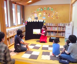 夜久野分館で「おはなしのへや」の様子