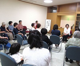 三和分館「大人のおはなし会」の様子