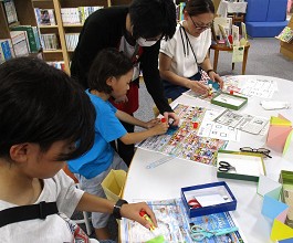 三和分館「8月工作教室～本をつくってみよう～」の様子