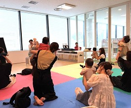 中央館「えほんのへや」の様子