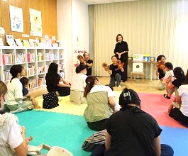 中央館「おはなしのひろば」の様子