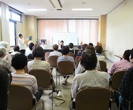 大江分館「大人のためのおはなし会」の様子
