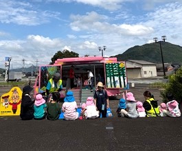 「全国訪問おはなし隊」キャラバンカーの様子