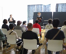 中央館「大人のおはなし会」の様子