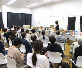 中央館「大人のおはなし会」の様子