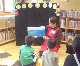 夜久野分館「おはなしのへや」の様子