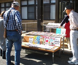 三和分館「お外で本とコーヒー」の様子