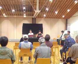 夜久野分館「大人のためのおはなし会」の様子