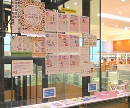 中央館コラボ展示「消費生活に関する啓発展示」の様子
