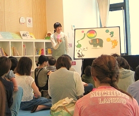 中央館「えほんのへや」開催の様子