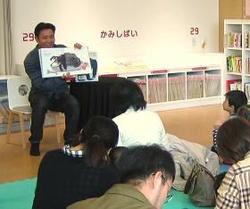 中央館で「おはなしのひろば」を開催している様子