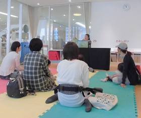 5月8日に中央館で「おはなしのひろば」を開催している様子