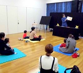 10月14日に中央館で「おはなしのひろば」を開催している様子