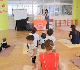 中央館で「おはなしのひろば」をしている様子