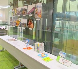 中央館「版画の本」の展示の様子