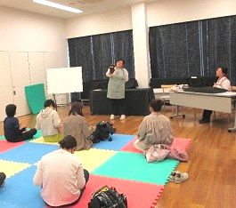 中央館で「えほんのへや」をしている様子