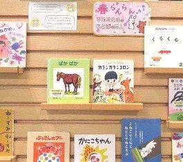 中央館4月『どのはなが すき？』のテーマ展示の様子