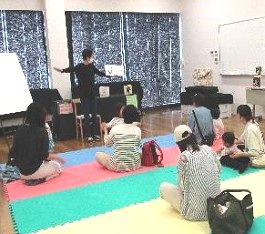 中央館で「おはなしのひろば」をしている様子