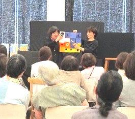 中央館で「大人のおはなし会」をしている様子