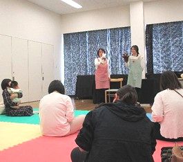 中央館で「えほんのへや」をしている様子