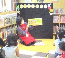 夜久野分館「おはなしのへや」の様子