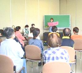大江分館「大人のためのおはなし会」の様子
