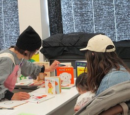 中央館「読みきかせ体験」の様子