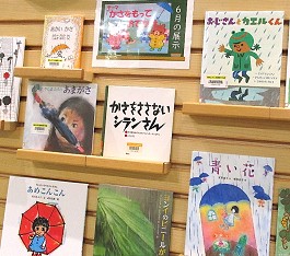 中央館6月『かさをもっておでかけ』のテーマ展示の様子