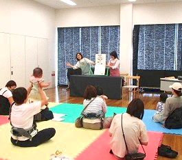 中央館「えほんのへや」の様子