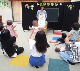 夜久野分館「おはなし会」の様子