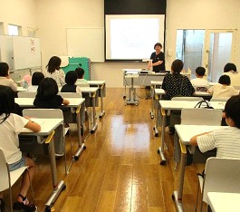 中央館「夏休み読書感想文おたすけ隊」の様子