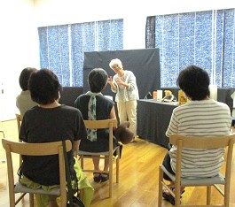 中央館「大人のおはなし会」の様子