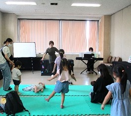 大江分館「音楽を楽しむおはなし会」の様子