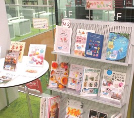 中央館8月『手作りを楽しもう』のテーマ展示の様子