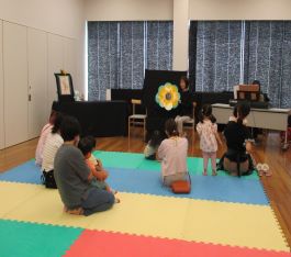 中央館「おはなしのひろば」の様子