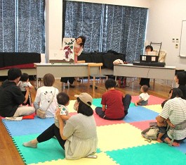 中央館「えほんのへや」の様子