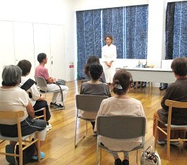 中央館「大人のおはなし会」の様子