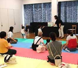 中央館「おはなしのひろば」の様子