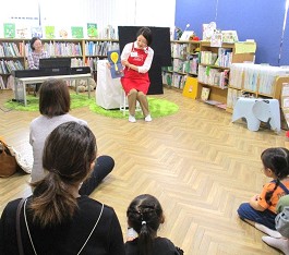 三和分館「おはなし会」の様子