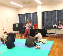 中央館「おはなしのひろば」の様子