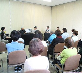 大江分館「大人のためのおはなし会」の様子