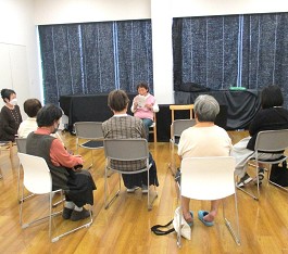 中央館「大人のおはなし会」の様子