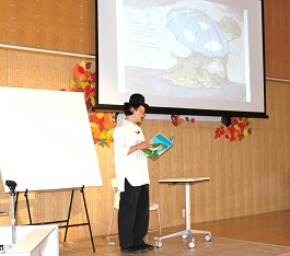 谷口智則さん「読みきかせ＆ライブペインティング」の様子