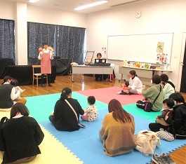 中央館「えほんのへや」の様子