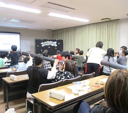 望遠鏡を作っている様子