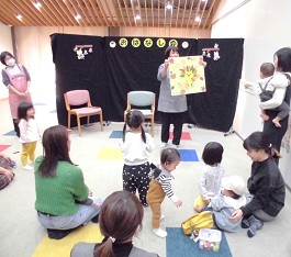 夜久野分館「おはなし会」の様子