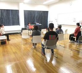 中央館「大人のおはなし会」の様子