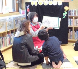 夜久野分館「おはなしのへや」の様子