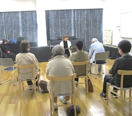 中央館「大人のおはなし会」の様子