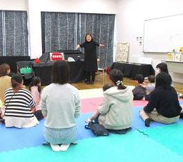 中央館「おはなしのひろば」の様子